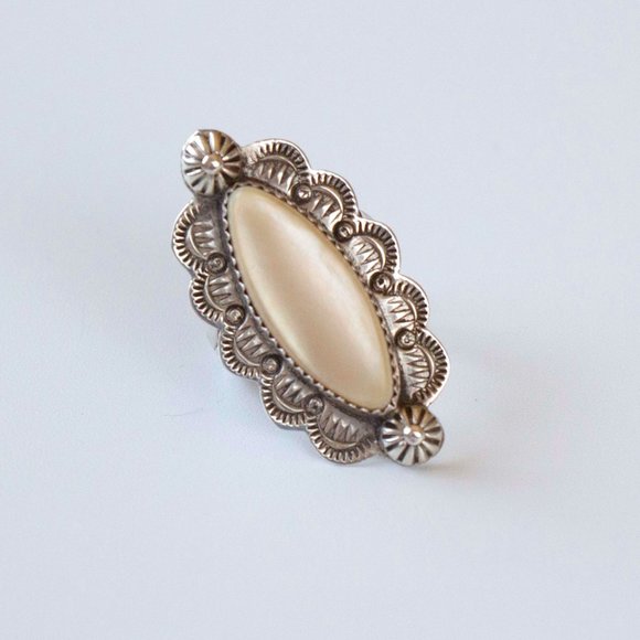 Sterling Silver Native American Mother of Pearl Ring - Picture 2 of 3